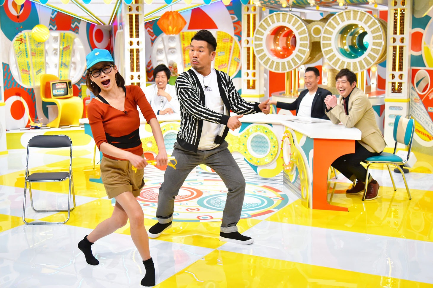 にゃんこスターのモノマネを披露する朝日奈央とFUJIWARA藤本。(c)MBS
