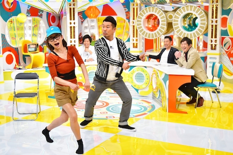 にゃんこスターのモノマネを披露する朝日奈央とFUJIWARA藤本。(c)MBS