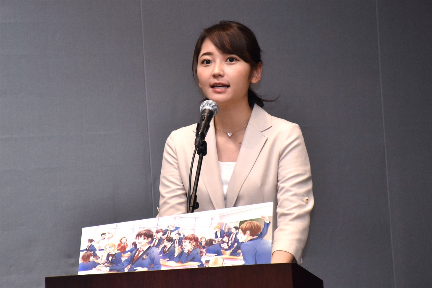 会見の進行を務めた竹崎由佳テレビ東京アナウンサー。