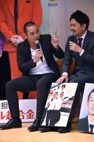 一緒に写った10代の頃の写真を見せる千鳥。