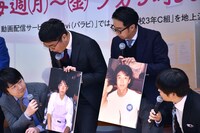 10代の頃の写真を見せる、おぎやはぎ。