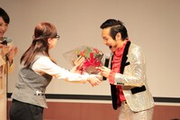 山野楽器のスタッフから結婚祝いの花束を贈呈される上杉周大。（撮影：岡本貴之）