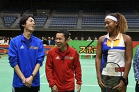 「テニス対決」に登場する（左から）ナインティナイン、大坂なおみ。(c)テレビ朝日