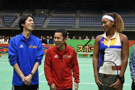 「テニス対決」に登場する(左から)ナインティナイン、大坂なおみ。(c)テレビ朝日