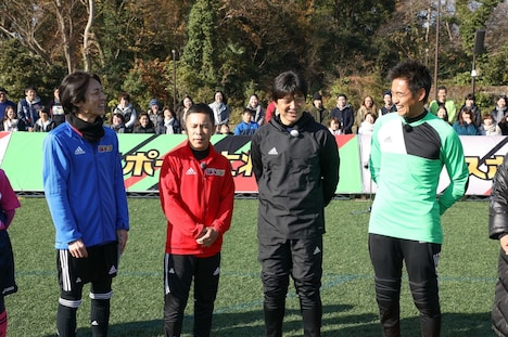 「サッカーPK対決」に登場する(左から)ナインティナイン、名波浩、川口能活。(c)テレビ朝日