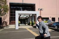 公民館を訪れるぺこぱ・シュウペイ。