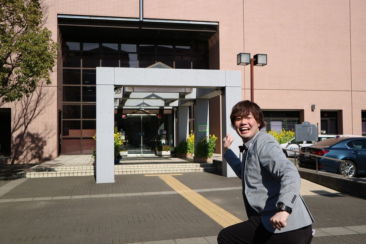 公民館を訪れるぺこぱ・シュウペイ。