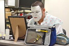 白塗りメイク中の野性爆弾くっきー。