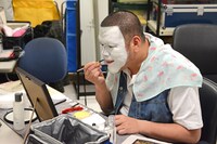 白塗りメイク中の野性爆弾くっきー。