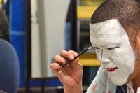 白塗りメイク中の野性爆弾くっきー。