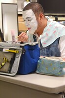 白塗りメイク中の野性爆弾くっきー。