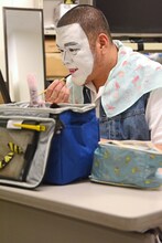 白塗りメイク中の野性爆弾くっきー。