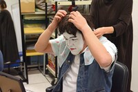 白塗りメイク中の野性爆弾くっきー。