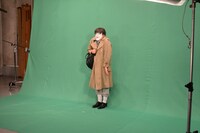 ドラマ「崖っぷちホテル！」のCM撮影に臨む野性爆弾くっきー。