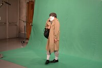 ドラマ「崖っぷちホテル！」のCM撮影に臨む野性爆弾くっきー。