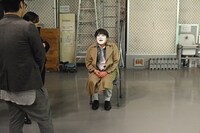 ドラマ「崖っぷちホテル！」のCM撮影に臨む野性爆弾くっきー。