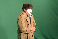 ドラマ「崖っぷちホテル！」のCM撮影に臨む野性爆弾くっきー。