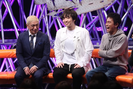 三浦大知（中央）とダウンタウン。(c)フジテレビ