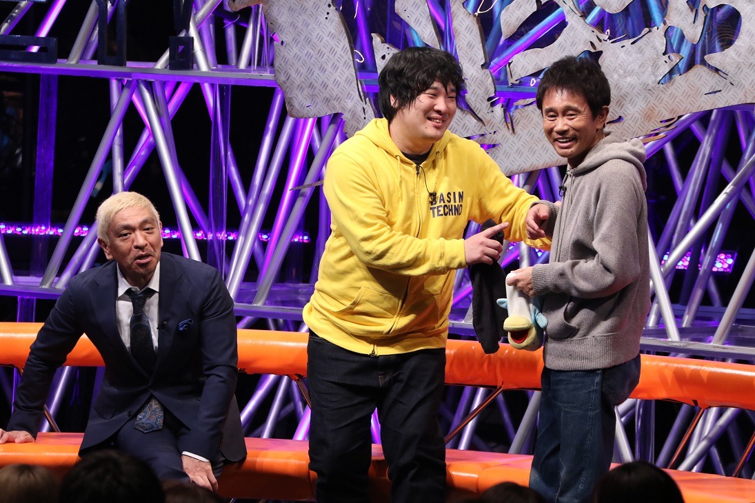 岡崎体育（中央）とダウンタウン。(c)フジテレビ