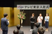 さまぁ～ずに会うのが夢だったという男性社員（左）。