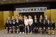 テレビ東京入社式に出席した新入社員と、さまぁ～ず、福田典子アナウンサーとの記念撮影の様子。