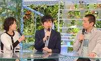 左から近江友里恵アナウンサー、博多大吉、博多華丸。