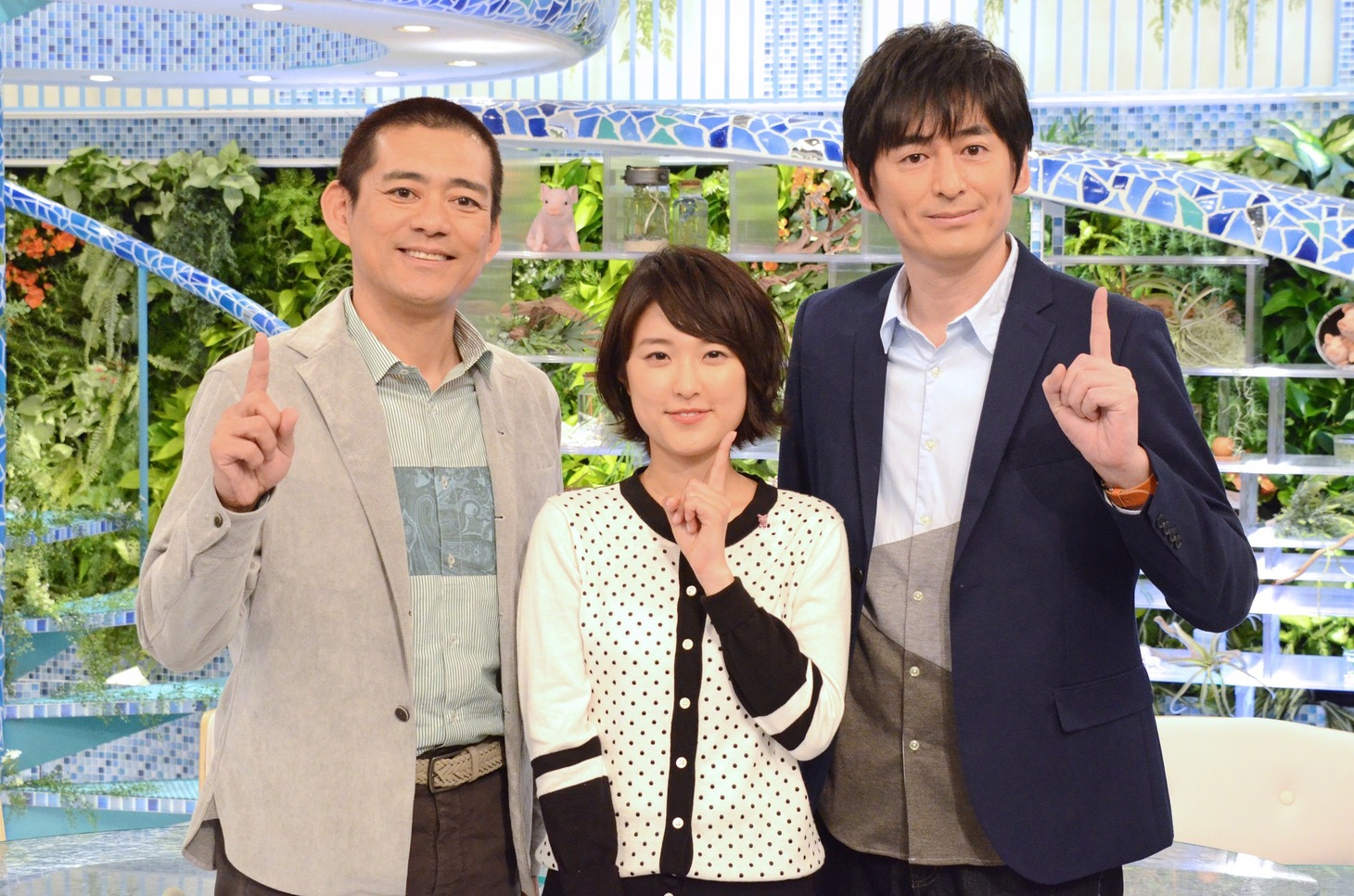 左から博多華丸、近江友里恵アナウンサー、博多大吉。