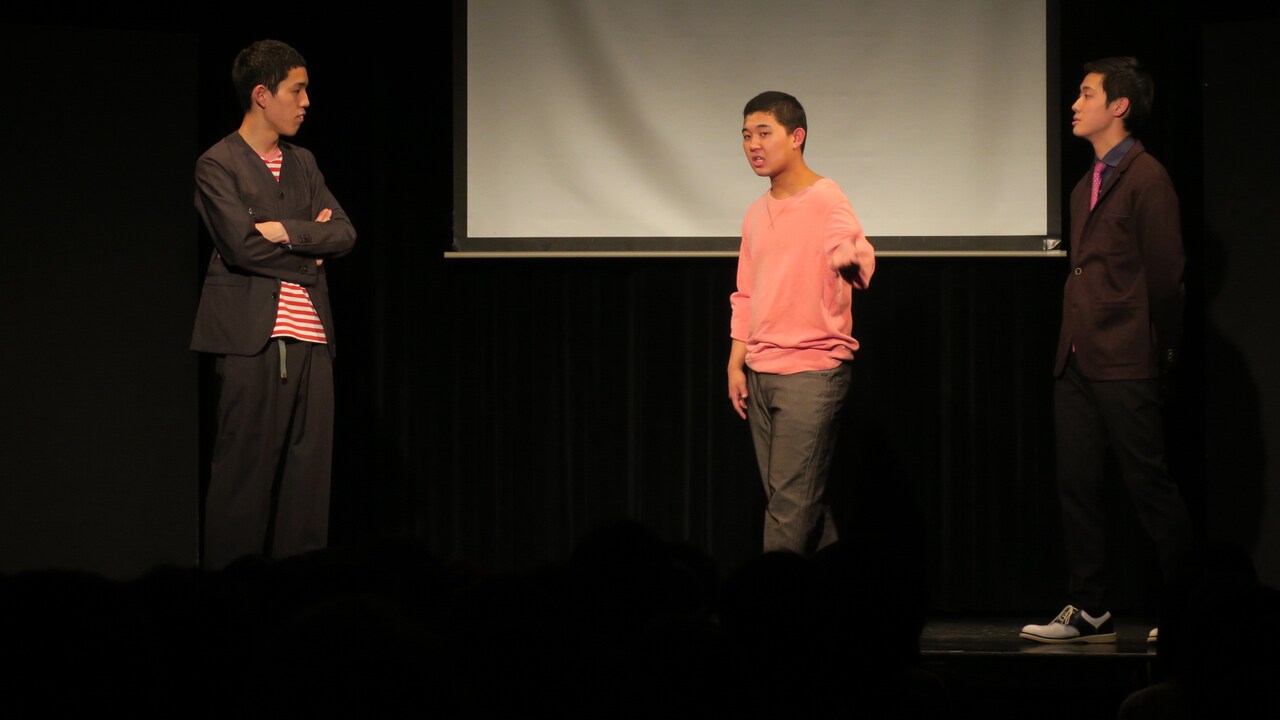 ライブ中の四千頭身。