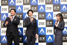 「THE SUIT COMPANY 『グッドスーツの日』制定記念PRイベント」に登場した（左から）レインボー、伊原六花。