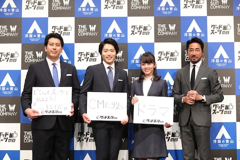 2018年度の抱負を掲げる（左から）レインボーと伊原六花、ファッションディレクターの干場義雅。