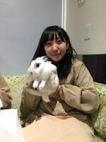 特典映像にて、動物カフェで癒やしの休日を過ごすあいなぷぅ。(c)テレビ朝日