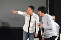 三四郎・小宮のマネをしながらナンパを実演する三四郎・相田（右）。