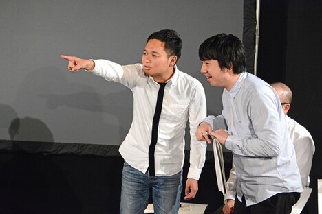 三四郎・小宮のマネをしながらナンパを実演する三四郎・相田（右）。