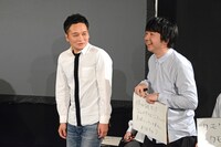 三四郎・小宮のマネをしながらナンパを実演する三四郎・相田（右）。