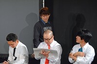 ゲストたちの解答を見て回る三四郎・小宮。