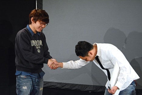 鬼ヶ島・アイアム野田（右）にポイントを与える三四郎・小宮（左）。