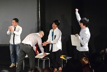 優勝が決定した瞬間の三四郎・相田（右端）。