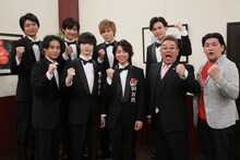 「10万円でできるかな 1時間SP」に出演するサンドウィッチマン（前列右）とKis-My-Ft2。(c)テレビ朝日