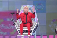 メイプル超合金カズレーザー (c)テレビ朝日