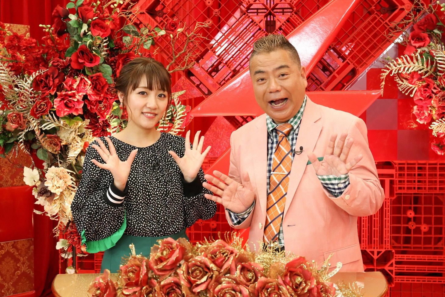 「出川哲朗とバリバリウーマン！～出川でもいいから聞いてほしい禁断のアノ話～」MCの出川哲朗と進行役の高橋みなみ（左）。(c)フジテレビ
