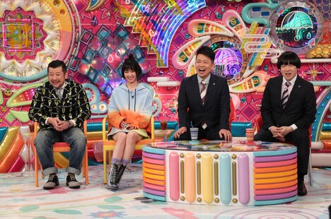 「ビビリ-1グランプリ2018」の出演者を見守る（左から）ケンドーコバヤシ、剛力彩芽、MCの雨上がり決死隊。(c)テレビ朝日