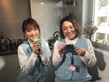 左から鈴木奈々、フォーリンラブ・バービー。