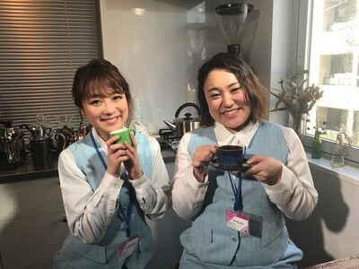 左から鈴木奈々、フォーリンラブ・バービー。