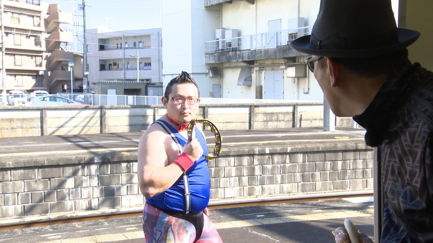 駅のホームに現れたゴンゾー。(c)静岡朝日テレビ
