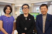 「熱中世代」にゲスト出演するコロッケ（中央）と、MCの進藤晶子（左）、鴻上尚史（右）。(c)BS朝日