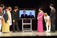 「よしもとモノマネアワー」を視聴する一同。