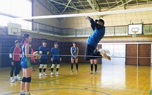 「さまスポ」で見事な跳躍を見せる木梨憲武。(c)テレビ東京