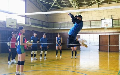 「さまスポ」で見事な跳躍を見せる木梨憲武。(c)テレビ東京