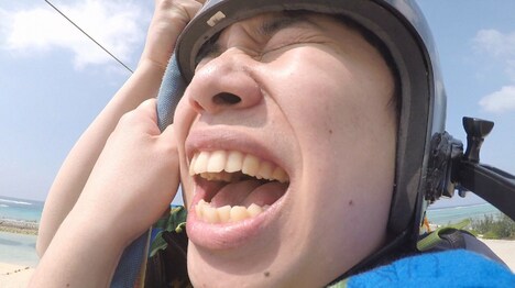 パンザ沖縄でアトラクションを楽しむ、霜降り明星せいや。(c)ABC