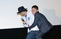 園子温（左）に飛びかかる爆笑問題・太田（右）。